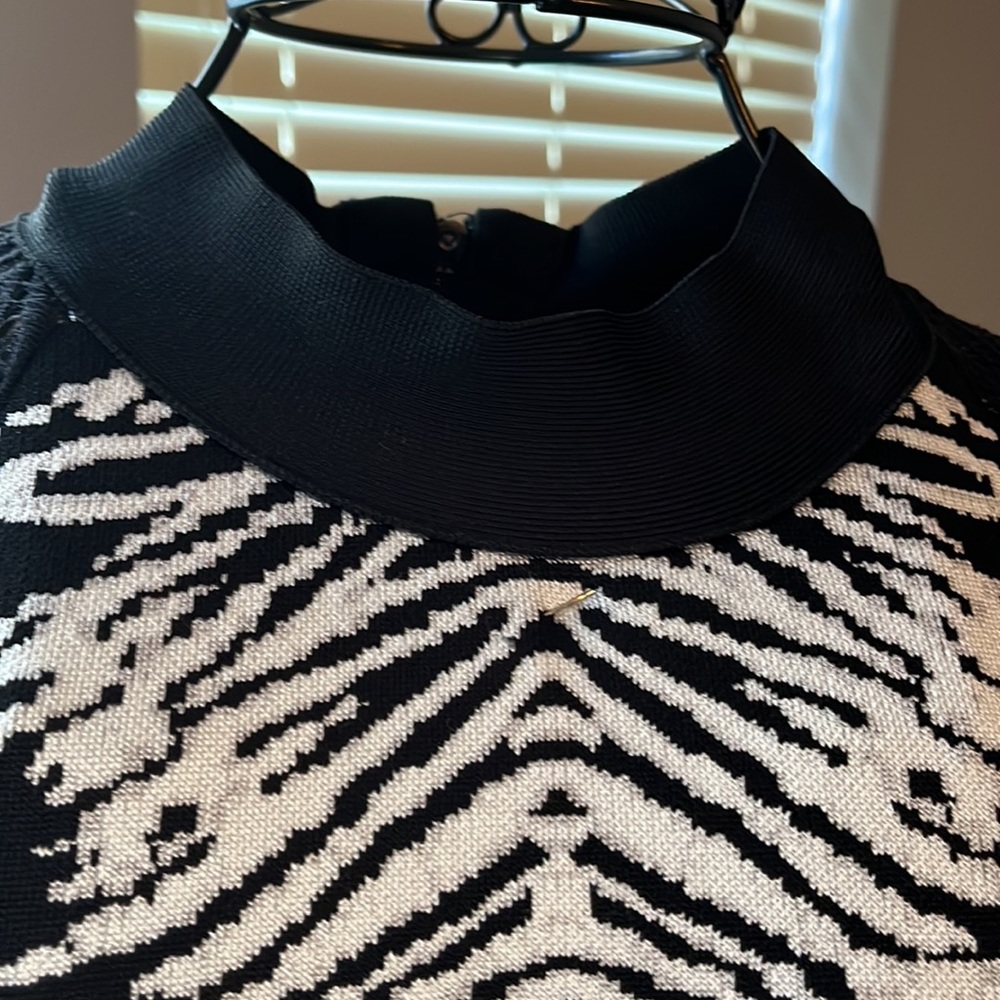 Super fitted sexy dress. See through black lace on sleeves and around waist area - Picture 5 of 12